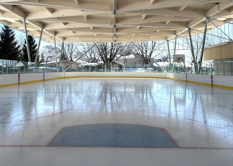 La première patinoire couverte réfrigérée de Laval. (Photo gracieuseté - Ville de Laval)