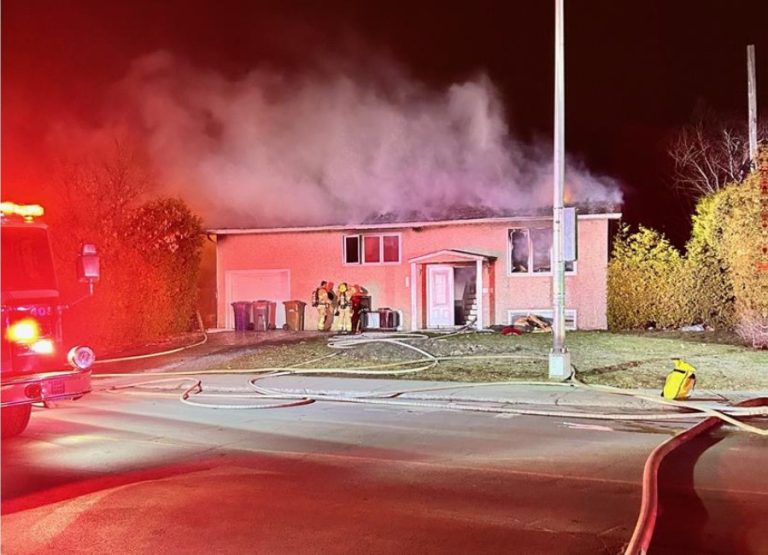 Les pompiers de Laval ont pris un peu plus d’une heure pour contrôler ce feu accidentel qui s’est produit dans une maison de l’avenue des Perron, à Auteuil. (Photo gracieuseté)