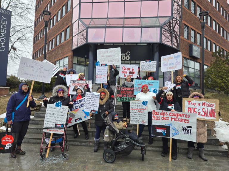 Travailleuses et familles du CCVM devant le CLSC Chomedey, le jeudi 26 mars. (Photo gracieuseté)