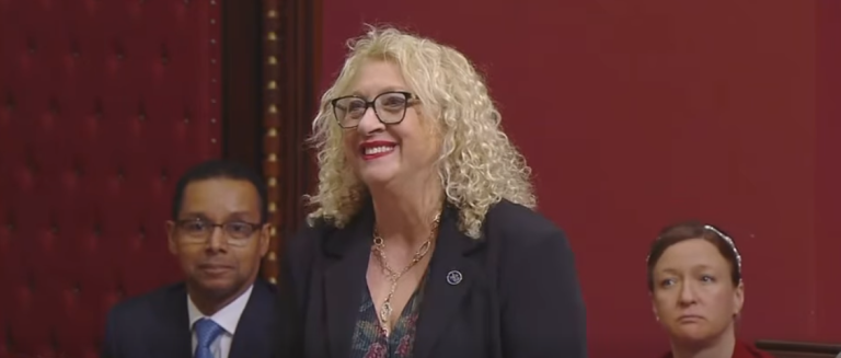 Sona Lakhoyan Olivier déposant sa motion à l’Assemblée nationale, le 26 février. (Photo gracieuseté – Capture d’écran de l’Assemblée du 26 février)