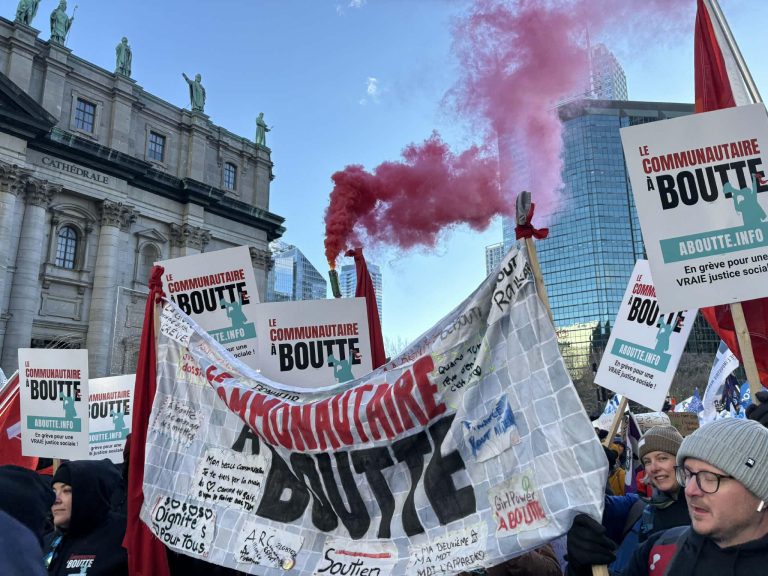 Grand rassemblement intersyndical du mouvement Le communautaire à boutte en novembre 2025, à Montréal. (Photo gracieuseté – Page Facebook Le communautaire à boutte)
