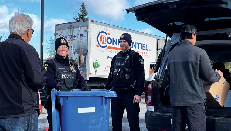 Devenue une belle tradition printanière à Laval, cette journée de déchiquetage gratuit de documents personnels est offerte par la police de Laval. (Photo gracieuseté – Service de police de Laval)