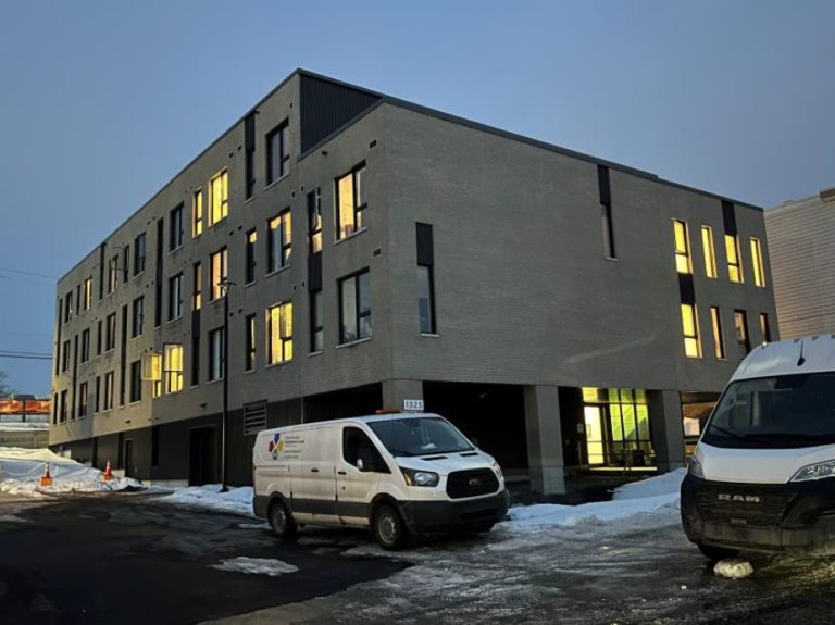 Un feu de cigarette fait deux blessés dans l’est de Chomedey L’usage inapproprié d’un ou plusieurs mégots de cigarette serait la cause de ce feu survenu dans un immeuble de quatre étages, rue Bousquet, à Chomedey. (Photo gracieuseté)