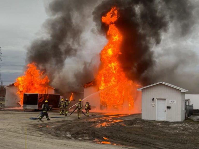 Un feu virulent a sérieusement endommagé garages, machinerie et équipement de déneigement dans l’est de Duvernay, le mardi 10 mars. (Photo gracieuseté)