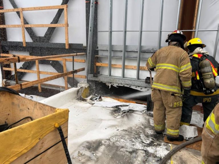 Les pompiers de Laval ont vite maîtrisé en une vingtaine de minutes ce feu ayant commencé sur la toiture de la future caserne de Pont-Viau qui se dressera au 803, boulevard des Laurentides, à l’angle du boulevard du Souvenir. (Photo gracieuseté)