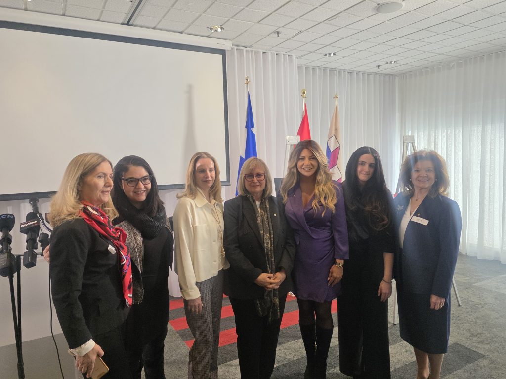 Dans l’ordre habituel: Melpa Kamateros, directrice exécutive du Bouclier d’Athéna, Céline Haytayan, députée de Laval-des-Rapides, Valérie Schmaltz, députée de Vimont, Annie Koutrakis, députée de Vimy, Sandra El-Helou, conseillère municipal de Souvenir-Labelle, Emmanuella Lambropoulos, députée de Saint-Laurent, et Chrysanthe Sclavounakis-Nakis, présidente du Bouclier d’Athéna. (Photo 2M.Media – Corinne Prince)