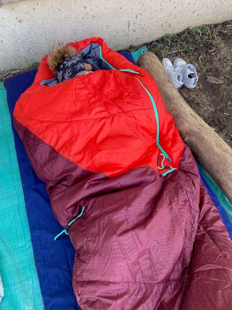 En plus de leurs habits d’hiver, les enfants apportent leur couverture dans un sac de couchage adapté aux températures hivernales lors de la sieste nordique. (Photo gracieuseté – Page Facebook CPE Pirouette)