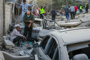 Des personnes regardent les débris sur le site d’une frappe aérienne israélienne dans le quartier de Bachoura, à Beyrouth. (Gracieuseté- AFP)