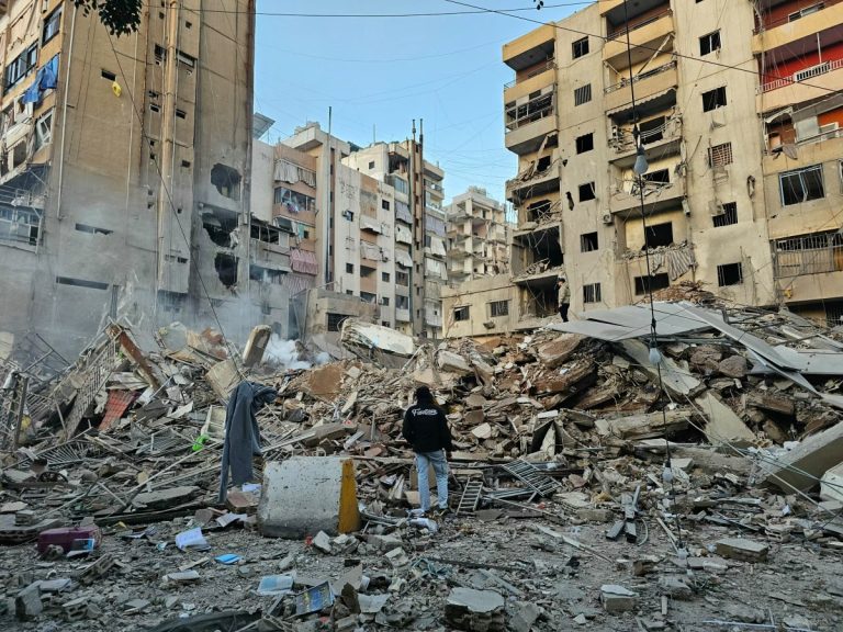 Un homme observe les débris sur le site d’une frappe aérienne israélienne survenue dans la nuit, dans la banlieue sud de Beyrouth, à Bir al-Abed, le 24 mars 2026. (Photo gracieuseté-AFP)
