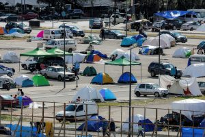 Des camps de tentes improvisés pour les personnes déplacés et sont installés dans un stationnement de Beyrouth, le 25mars (gracieuseté-AFP)