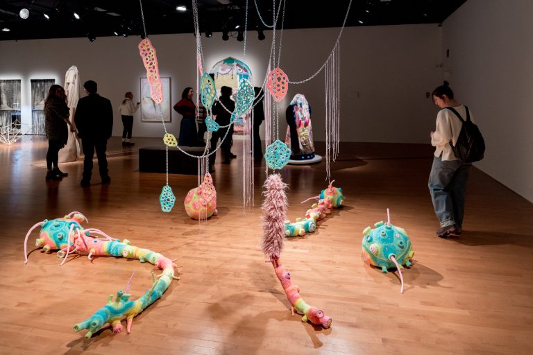 Alissa Bilodeau apprécie la dichotomie entre ses œuvres posées au sol et suspendues. (Photo gracieuseté - Jean-Michael Seminaro)