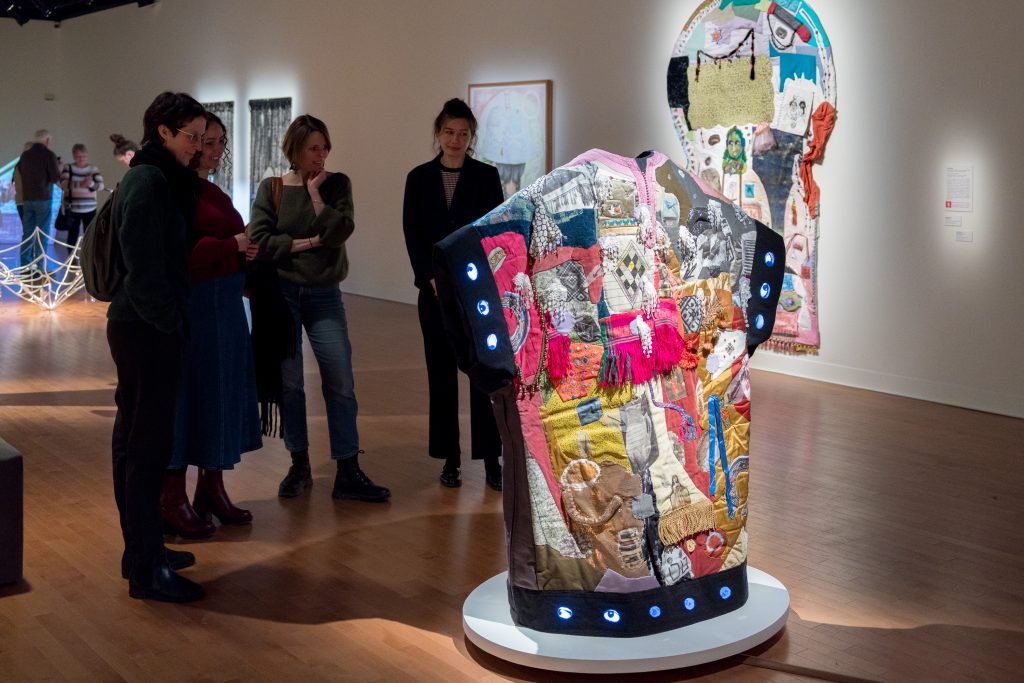 Œuvre de Laïla Mestari ayant inspirée le thème du concours de dessins de la salle Alfred-Pellan, qui est cette année Ce que je porte, ce qui me porte. (Photo gracieuseté - Jean-Michael Seminaro)