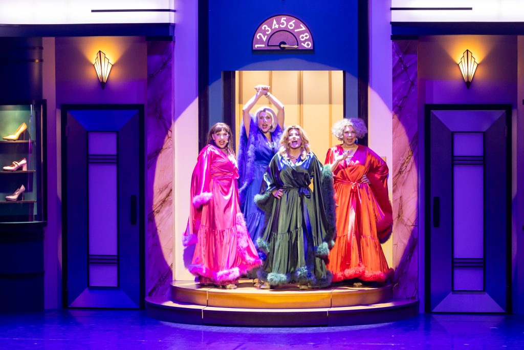 Un ascenseur permet aux personnages d’évoluer à travers les étages d’un magasin sans grands nécessité d’importants changements de décors. (Photo gracieuseté)