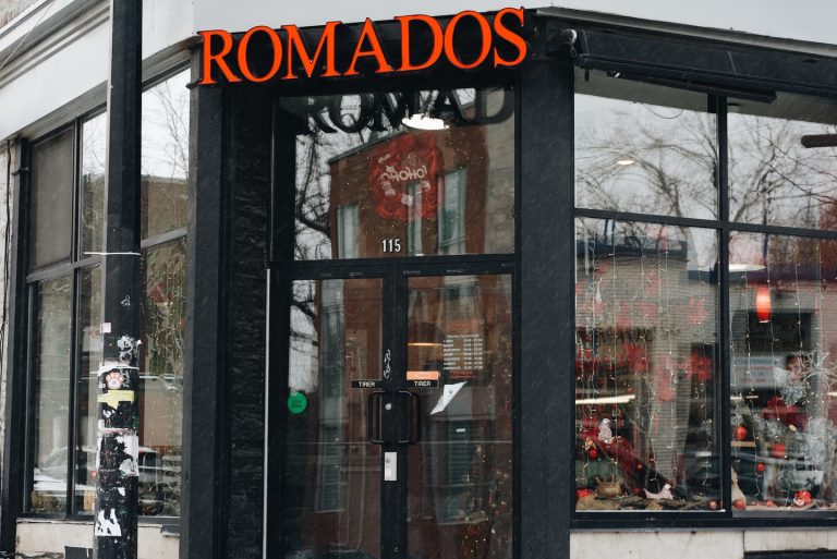 Le restaurant Romados de Montréal. (Photo gracieuseté – Page Facebook Romados Rotisserie et Patisserie)
