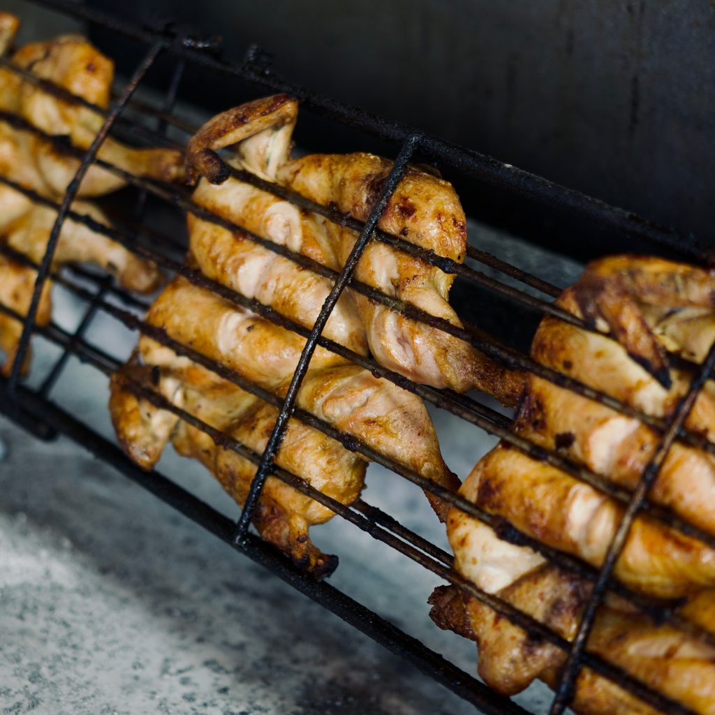 Le poulet portugais est cuit au charbon de bois chez Romados. (Photo gracieuseté – Page Facebook Romados Rotisserie et Patisserie)