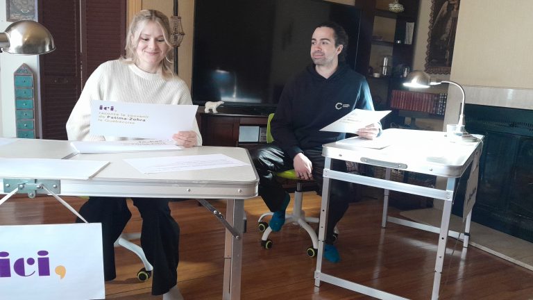 «Ici, Là-bas»: des voix d’ailleurs feront vibrer Laval le samedi 28 mars En pleine répétition, les comédiens Camille Petit et Fabian-Andoni Gallegos incarnent ces voix d’ailleurs de la pièce Ici, Là-bas présentée dans l’est de Laval ce samedi 28 mars. (Photo 2M.Media - Bélizaire Raphaël)