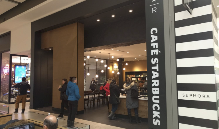 La succursale de Starbucks située au Carrefour Laval qui a été visée par une amende du MAPAQ. (Capture d'écran - Google Maps)