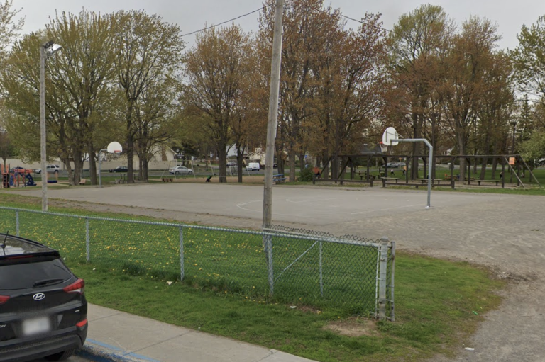 Le terrain de basketball du parc Chopin sous sa forme actuelle. (Capture d'écran - Google Maps)