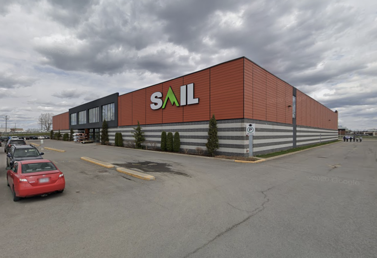 Laval compte une succursale du détaillant de plein air québécois SAIL. Elle est située au 2850, avenue Jacques-Bureau. Il s'agit également du siège social de l'entreprise. (Capture d'écran – Google Maps)