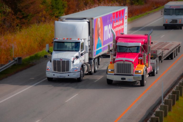 En février, ce sont près de 1900 constats d’infraction qu’ont donné des policiers à des gens conduisant un véhicule lourd sur les routes du Québec. (Photo gracieuseté – Depositphotos)