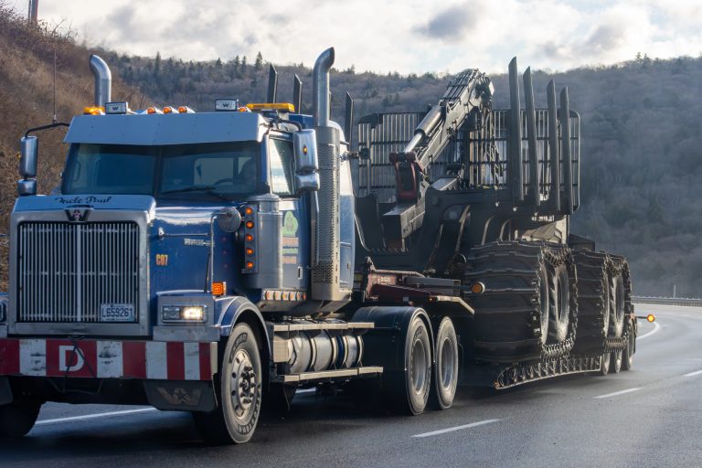 Le printemps et son dégel amènent leur lot de restrictions pour les charges permises sur les routes du Québec. (Photo gracieuseté – Depositphotos)