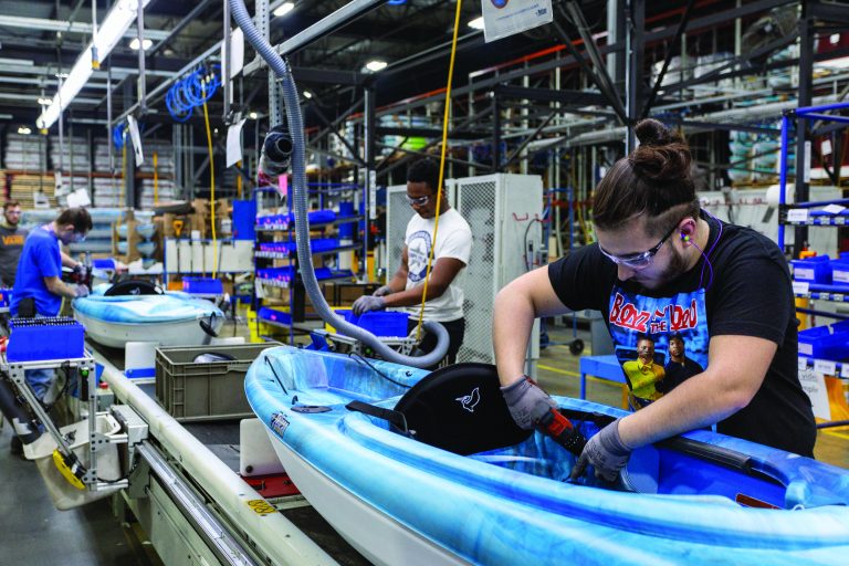 Pelican Intl est le principal fabricant nord-américain d'équipements de plein air et de sports de pagaie récréatifs et de performance. Outre son usine située au 1000, place Paul-Kane dans le parc industriel A-25, à Laval, il dispose également d’installations manufacturières de pointe en Caroline du Sud et, désormais, au Michigan.