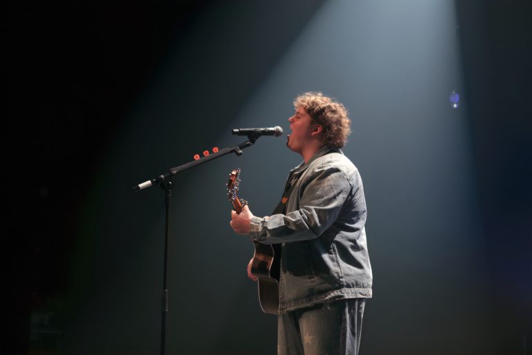 Un artiste du Collège Montmorency à la finale nationale de Cégeps en spectacle Félix St-Jean, étudiant au Collège Montmorency, lors de sa performance en chant et musique à la finale régionale Centre-Ouest de Cégeps en spectacle. (Photo gracieuseté)