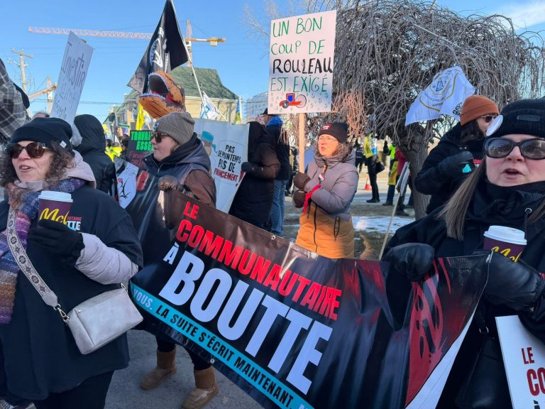 Le communautaire congédie la ministre Chantal Rouleau Les militant.e.s rassemblés devant le Château Royal de Chomedey ce week-end réclamaient notamment la démission de la ministre Rouleau. (Photo gracieuseté)
