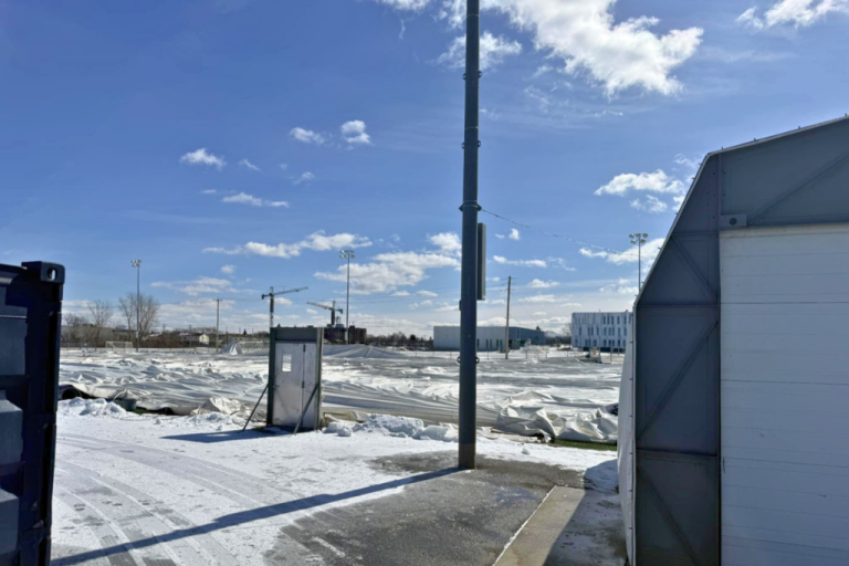 Le dôme gonfable du complexe sportif Bois-de-Boulogne s'est effondré à la suite d'une défectuosité électrique et des forts vents du 17 mars. (Photo 2M.Media - Julie L'Hérault)
