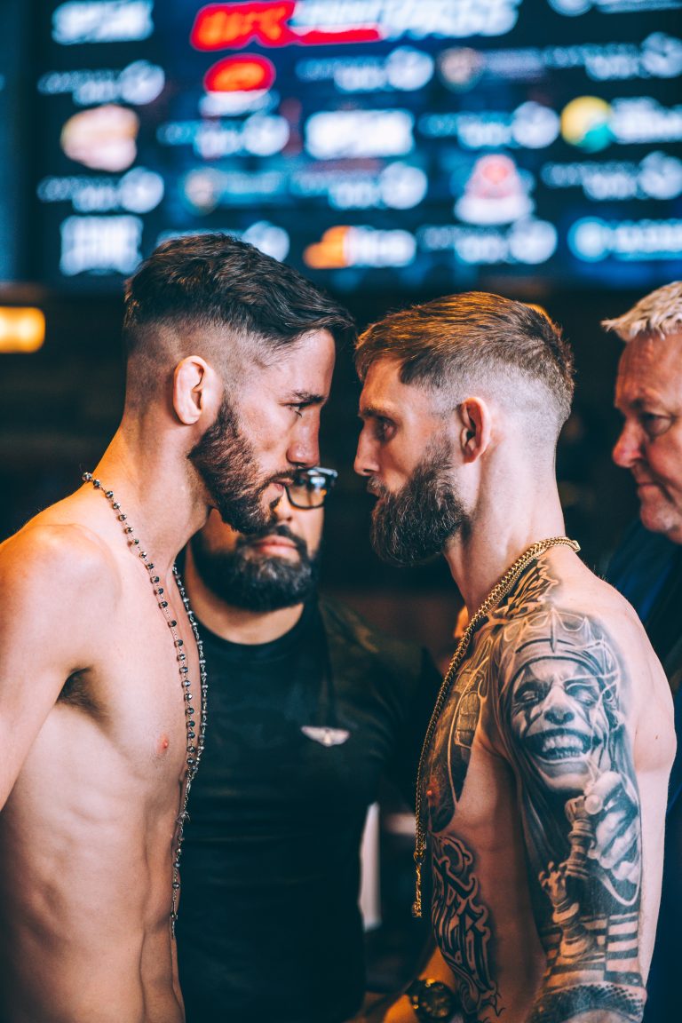 Un gala d’arts martiaux mixtes organisé au Colisée de Laval Alex Morgan et son adversaire. Diego Sotero font la pesée pour le combat de vendredi au Colisée de Laval , 26 mars 2026. (Photo Gracieuseté-Rapharoux et larenamma)