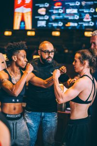 Jany St-Cyr contre Angel Blackwell, le seul combat féminin de la soirée Alex Morgan avec 17 victoires et 7 défaites. (Photo Gracieuseté-Rapharoux et Larenamma)