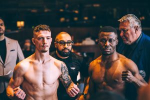 Cedrick Bégin et son adversaire, Justin Kennedy font la pesée pour le combat de vendredi au Colisée de Laval , 26 mars 2026. (Photo Gracieuseté-Rapharoux et larenamma)