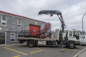 Chargement d’un escalier en aluminium. (photo gracieuseté)