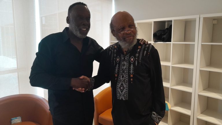 Entre santé et poésie, l’athlète olympique Bruny Surin et l’écrivain Edgard Gousse. (Photo 2M.Media – Bélizaire Raphaël)