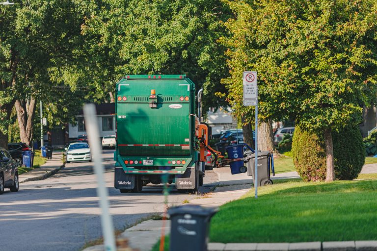 La collecte des bacs noirs et bleus passe aux 15 jours aujourd’hui Désormais, le ramassage des ordures ménagères et des matières recyclables s’effectuent aux quinze jours plutôt qu’à chaque semaine à Laval.