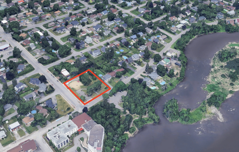 Transformé en place publique en 2021, le terrain municipal situé sur le boulevard Lévesque, coin montée du Moulin, accueillera sous peu un immeuble de 50 logements sociaux et abordables. Il voisine avec la Maison des jeunes, au nord, et la berge du Vieux Moulin, au sud.