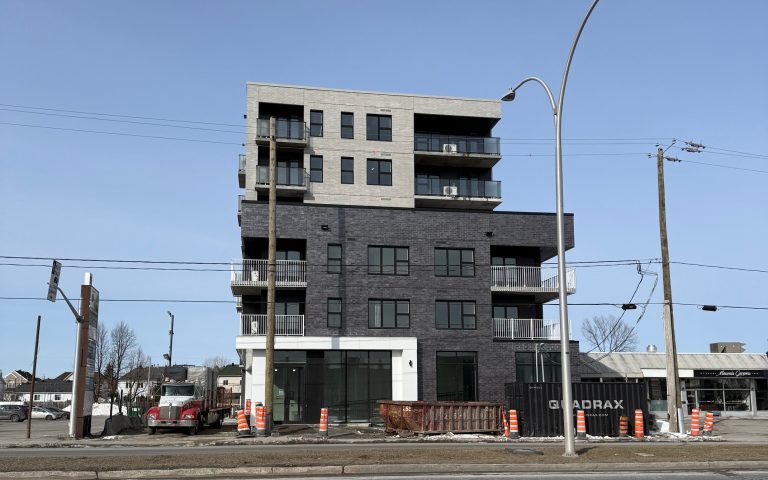 Mine de rien, ce nouvel immeuble à logements qui occupe à peine 30 mètres en façade du boulevard Curé-Labelle, près de celui de la Renaissance, abritera 117 ménages d’ici la fin du printemps. La superficie de ce grand terrain rectangulaire fait plus de 30 000 pieds carrés sur cette artère commerciale de Sainte-Rose.