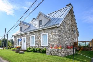 Construite il y a plus de 300 ans en bordure du boulevard des Mille-Îles dans l’est de l’île, la maison Forget illustre de manière éloquente l’architecture ancienne du territoire lavallois à préserver.