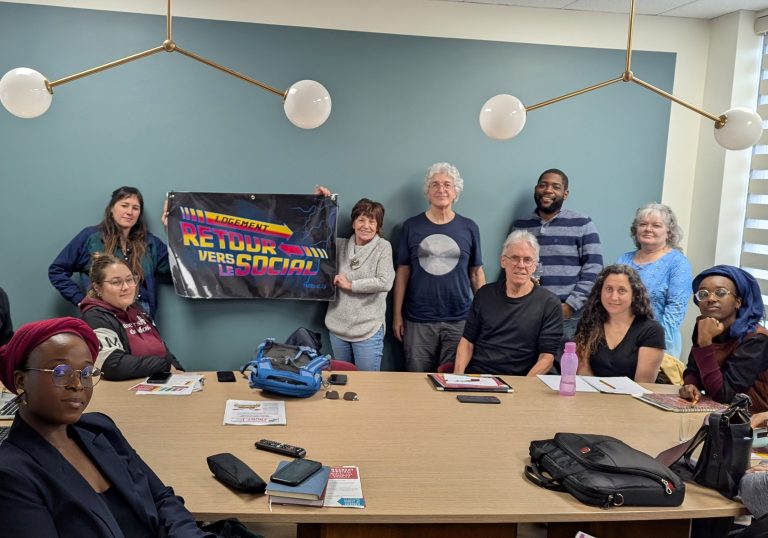 La Table régionale des organismes communautaires autonomes en logement de Laval (TROCALL) et le Front d’action populaire en réaménagement urbain (FRAPRU) unissent leur voix pour réclamer 150 000 nouveaux logements sociaux d’ici 2040 à l’échelle du Québec.