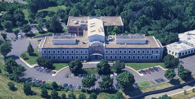 C’est dans cet immeuble mythique situé au 275, Armand-Frappier le long de l’autoroute 15, à Laval, que Dynacare a établi son nouveau laboratoire médical où s’activent 160 personnes hautement qualifiés.