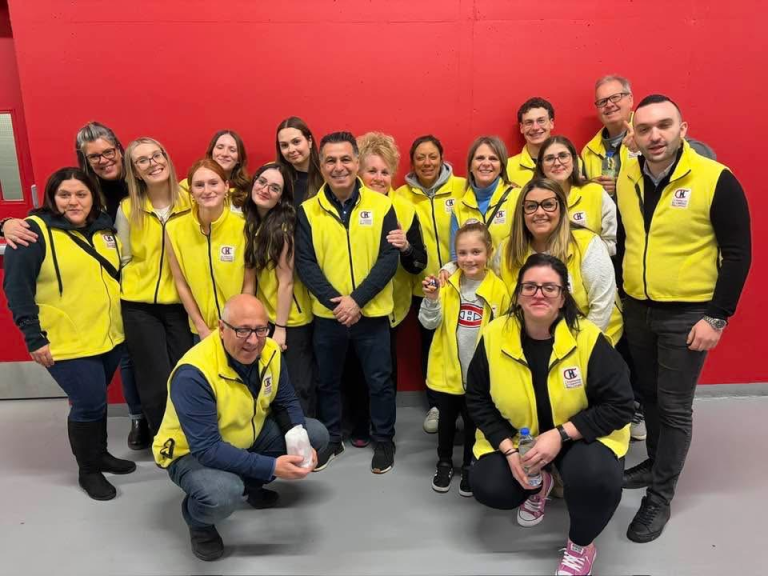 Le conseiller municipal de Saint-Bruno David De Cotis entouré de plusieurs bénévoles à l'occasion de la soirée-bénéfice au profit de la Fondation Sir Wilfrid Laurier. (Photo gracieuseté)