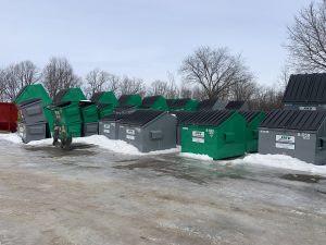 Yvon est toujours occupé, il doit aussi mettre des collants et des couverts pour les conteneurs. (2M.Media - Laurent Larose)
