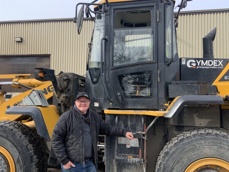 Yvon Poissant, employé depuis 47ans devant sa chargeuse (2M.Media - Laurent Larose)