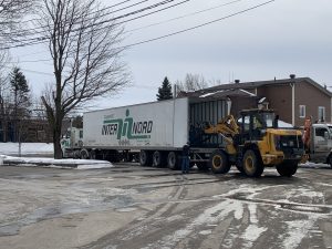 La chargeuse qui décharge des produits du camion pour l’usine (2M.Media - Laurent Larose) 
