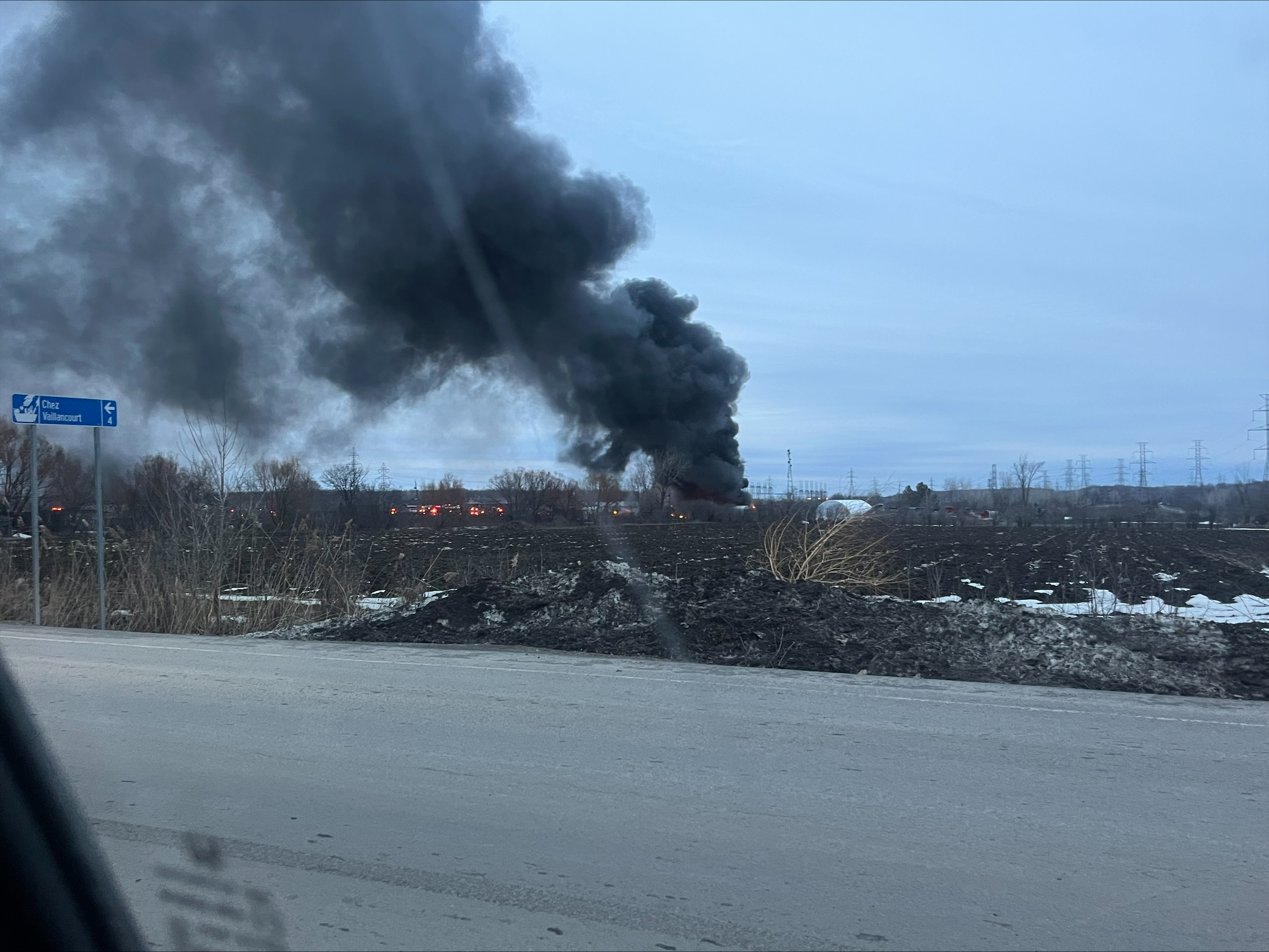Cet incendie de bâtiments commerciaux, avenue des Perron, a donné lieu à un épais panache de fumée visible à plusieurs kilomètres sur le territoire lavallois. (Photo gracieuseté - Isabel le Jossec)