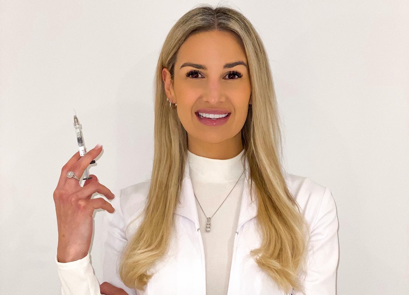 L'infirmière auxiliaire Cindy Stead qui est aussi propriétaire de sa propre clinique de soins esthétiques. (Capture d'écran - Page Facebook de Cindy Stead)