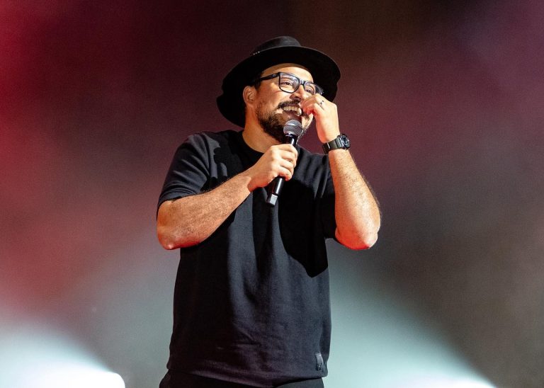 Mehdi Bousaidan présente son troisième spectacle solo à la salle André-Mathieu, le 9 avril. (Photo gracieuseté - Page Facebook Mehdi Boussaidan)