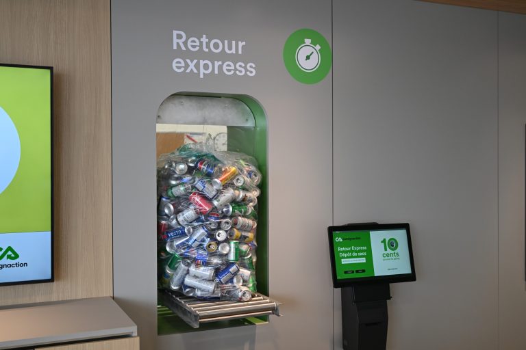 Seuls les Consignaction+ offrent le retour en vrac, où les citoyen.ne.s peuvent laisser des contenants non triés et recevoir leur remboursement via l'application mobile. (Photo gracieuseté - Page Facebook consignaction)