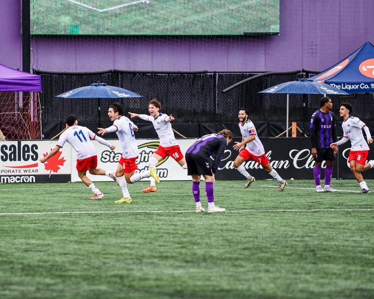 Les joueurs du FC Supra du Québec célébrant le but victorieux d'Alexandre Marcoux. (Photo gracieusté - Page Facebook du FC Supra du Québec)