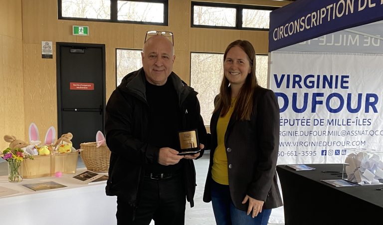 La Médaille de la Députée pour Achille Cifelli Achille Cifelli recevant la Médaille de la Députée des mains de Virginie Dufour, députée libérale de Mille-Îles à l’Assemblée nationale.